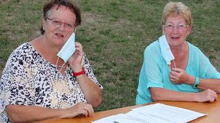Sabine Petzold und Rita Schmuck gleichen am Eingang die Eintrittskarten mit den Daten der Inhaber ab.