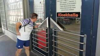 Stadtrat Christian Keller wirft einen Blick in die ehemalige Schalterhalle des Bahnhofs: Eine Fahrradwerkstatt könnte er sich an dieser Stelle sehr gut vorstellen. Schließlich nutzten viele Bahnfahrer das Fahrrad auf dem Weg zu ihrem Zug.