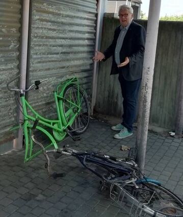 Fahrradwracks bieten ein trostloses Bild am Bahnhof, findet Adolf Härdle.