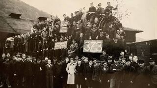 Hier gab es Grund zum Feiern: Eine Dampflokomotive wird im Ausbesserungswerk verabschiedet. Eine Wende, die alle Mitarbeiter gewürdigt haben. Bis in die 1930er Jahre wurden sie dort gewartet.