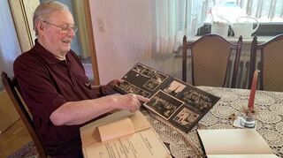 Nach dem Tod von August Neumann hat Wilhelm Sturm etliche alte Dokumente gefunden. Der 83-Jährige zeigt Bilder und Dokumente seines Schwiegeropas, der damals in der Zeit der Nationalsozialisten bei der Reichsbahn arbeitete.