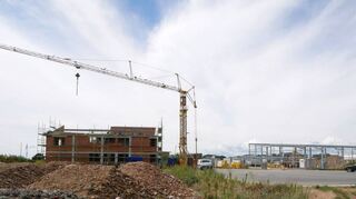 Rund um die neue Thüringer Straße werden die letzten Grundstücke im Gewerbegebiet Süd bebaut – hier der Blick quasi vom Wendehammer aus.