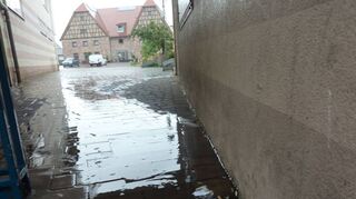 Vom Zehntscheunenplatz in Richtung Karlsruher Straße an Adi Grafs ehemaliger Hauswand entlang: Diesen Weg des Regenwassers hat der Anwohner der Innenstadt mit der Kamera dokumentiert. Deswegen sei das Mauerwerk stark durchfeuchtet.