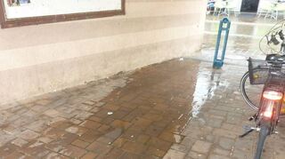 Klare Spur bei starken Niederschlägen: Das Regenwasser läuft vom Zehnt-scheunenplatz in Richtung Karlsruher Straße an der Wand entlang ab.