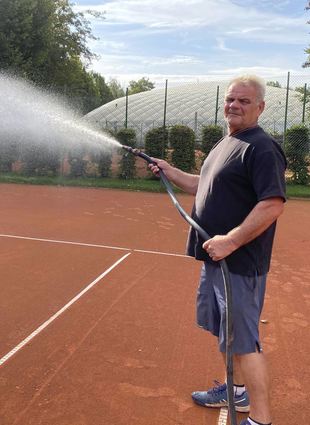 Henry Schulze weiß, wie wichtig gute Bewässerung für einen Tennisplatz ist, damit gut auf dem roten Sand gespielt werden kann.