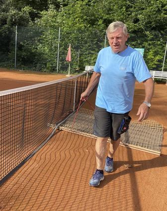 Heiz Burkhardt entfernt mit dem Netz auf den Plätzen die heruntergefallenen Blätter und überprüft den Bodenbelag.