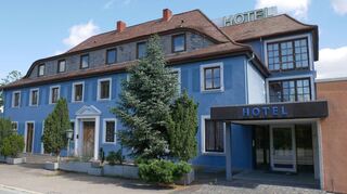 Das Hotel Luxhof neben der Salierbrücke ist seit Monaten geschlossen und in keinem guten Zustand. Der neue Eigentümer hat im Inneren aber mit der Sanierung begonnen und plant, das Traditionshaus – in eher ferner Zukunft – wiederzueröffnen.