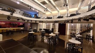 Die Wollfabrik mit „Corona-Bestuhlung“ – alles ist weitläufig, ausreichend Platz ist gegeben für einen lauschigen Abend mit toller Musik und guten Getränken.