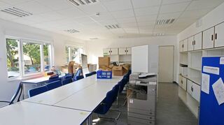 Noch herrscht Chaos im Lehrerzimmer der Schule am Kraichbach. Die Schränke müssen noch eingeräumt, der Drucker angeschlossen werden – die Farbe dominiert.