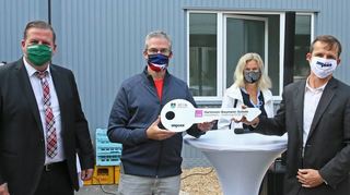 Schlüsselübergabe für die beiden Containeranlagen: OB Marcus Zeitler (v. l.), Rektor Marcus Roth (HBS), Lehrerin Maria Kief (SaK) und Joachim Wetter (Firma Algeco).
