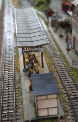 Ein Bahnhof darf bei einer Modelleisen-bahnanlage natürlich nicht fehlen.