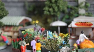 Tulpen, Sonnenblumen, Narzissen? Die Auswahl im Blumengeschäft fällt den Mini-aturmenschen scheinbar nicht leicht.