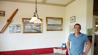 Julian Blem im passend eingerichteten Restaurantbereich seines „Hotel am Flugplatz“, dem letzten inhabergeführten Hotel in der Rennstadt Hockenheim.