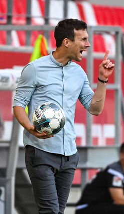 Hat mit dem KSC den Klassenerhalt als Ziel: Trainer Christian Eichner.