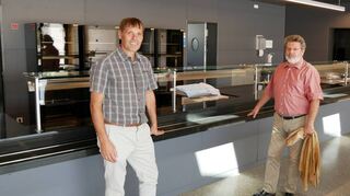 Bauamtsleiter Hans Keilbach (r.) und Rektor Joachim Rumold an der Theke der neuen Mensa der Neurott-Gemeinschaftsschule.