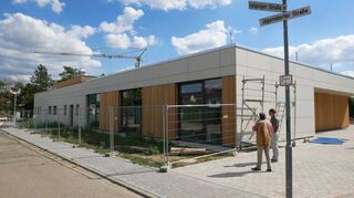 Zur Jägerndorfer Straße hin erhält der Mensa-Bau noch einen gepflegten Grünstreifen. Das neue Mensa- und Hortgebäude der Neurottschule kann wie geplant mit dem neuen Schuljahr in Betrieb gehen.