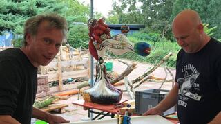 Künstler Meikel Fuchs (l.) und Bäderchef Patrick Berndt steuern mit sichtlicher Freude den Malroboter über die Leinwand.