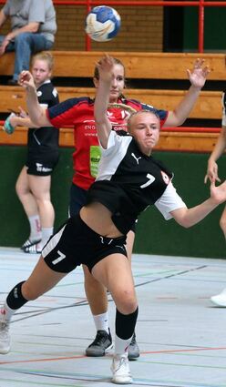 Katja Hinzmann – hier in einem A-Ju-gend-Spiel – rückt in die erste Mann-schaft auf.