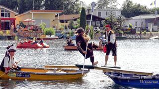 <p>Ab ins Wasser geht es für den "Barbaren" nachdem der Stecher der "Seefahrer von Catan" einen Treffer gelandet hat. Organisatoren und Schirmherr Jürgen Kappenstein (Bild unten links, rechts) gingen später zur Freude des Publikums baden.</p>