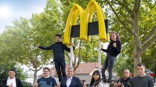 „Hoch hinaus“ wie Danielle Graaszt (3. v. r.) und Martin Gold (3. v. l.) wollen auch die weiteren Auszubildenden Daniel Barkovski (2. v. l.), Fatin Afifah (4. v. r.) und Markus Stauch (r.) auf ihrem Weg zur Fachkraft der Systemgastronomie. Dafür drücken Bezirksleiter Bernd Neuber (l.), Restaurentchef Manfred Büch und Ausbildungsbeauftragter Christopher Fischer die Daumen.