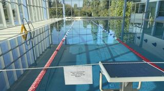 Schwimmer finden im Hallenbad abgeteilte Bahnen vor. Auf die Schnellschwimm-bahn dürfen nur fünf Personen, überholt wird nur an der Wende.