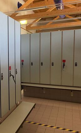 Nur einige Spinde und Zonen stehen den Badegästen pro Zeitzone zur Verfügung.