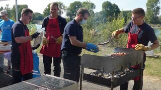 Bratwürste vom Grill sind im Angebot des Fördervereins der Freiwilligen Feuerwehr beim Übungsgelände nahe der Kollerfähre.