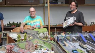 Ausnahmsweise nur zu dritt: Lutz Tüngler (v. l.), Hans-Joachim Müller und Mathias Kleiss in ihrer Modelleisenbahn-Werkstatt in Mannheim-Käfertal.