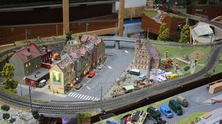 Das Dorf bildet zusammen mit dem Berg den Anfang oder das Ende der Modulaufstellung. Hier fahren die Züge eine Schlaufe und „wenden“ sozusagen.