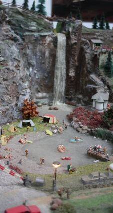 Sogar einen Wasserfall mit Badesee haben die drei gebaut.
