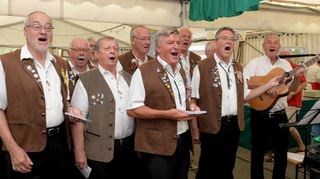 Sie berichteten den Vereinsvertretern, dass sie trotz der Corona-bedingten Absage der Straßenkerwe das Brauchtum pflegen wollen: Die Kerweborscht werden am kommenden Wochenende vor Seniorenheimen auftreten.