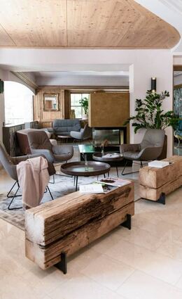Ein Blick in die stilvolle Lobby des Hotels. Auch hier trifft Tradition Moderne.