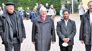 Der Pater (2. v. r.) mit den Pfarrern der Seelsorgeeinheit, die ihn während seiner Zeit in Schwetzingen begleiteten: Friedbert Böser (v. l.), Wolfgang Gaber und Uwe Lüttinger.