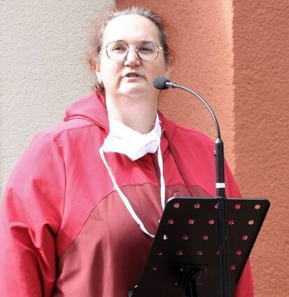 Carmen Kurz-Ketterer vom Stiftungsrat verabschiedet Pater Thomas.