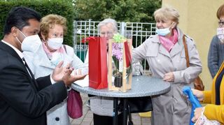 Pater Thomas hat beim Abschied für alle Gemeindemitglieder gute Worte übrig – und diese für ihn ebenso, inklusive Geschenke.