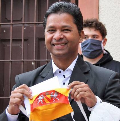 Eine Maske mit badischem Wappen.