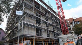 Der Neubau an der Karlsruher Straße hat seine endgültige Höhe erreicht, demnächst startet der Innenausbau.