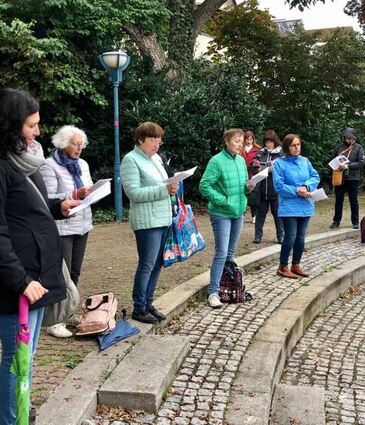 Gemeinsam wird an der Seebühne mit Abstand gesungen.