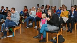 45 Gäste dürfen das Geschehen im Palais Hirsch verfolgen. Die Premiere von „Es war einmal ...“ kommt dabei gut an.