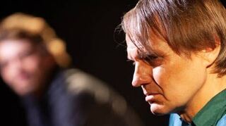 Claudius (Michael Hecht, im Hintergrund Denis Bode als Horatio) hat einen Plan.