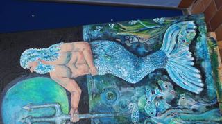 Poseidon wacht über den Eingang. Margot Markmann hat den Meeresgott eigens für die Ausstellung abgebildet.