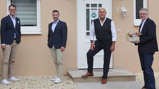 Florian Rüttinger (v. l.), Timo Kaul und Dieter Rüttinger nehmen die Glückwünsche von Bürgermeister Uwe Grempels zum Firmenübergang entgegen.