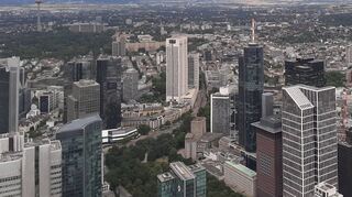 Die Großstadt aus der Vogelperspektive: Die Piloten haben einen besonderen Blick über die Frankfurter Skyline.