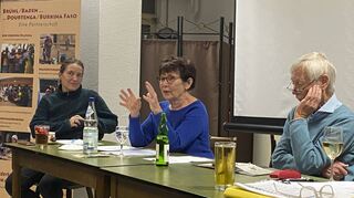 Renate Dvorak (M.) informiert die Mitglieder über ihre Reise nach Burkina Faso vergangenen Februar – und vom Treffen mit dem neuen Komitee dort. Schriftführerin Daniela Laucks-Gust (l.) und Klaus Krebaum gehören zu den Zuhörern.