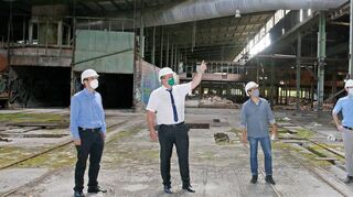 Beeindruckende Dimensionen: Erst von innen zeigen sich die Ausmaße der ehemaligen Ziegelei, das stellen beim Ortstermin auch Pressesprecher Christian Stalf (v. l.), Oberbürgermeister Marcus Zeitler sowie Christian Engel und Thorsten Utz vom Fachbereich Bauen und Wohnen machen sich ein Bild vom gefährlichen Zustand des Fabrikgebäudes. Löcher tun sich sowohl im Boden als auch im Dach auf.