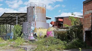 Altlasten, soweit das Auge reicht: Teilweise wurden die Anbauten an die alte Fabrik-halle nicht verputzt. Die Natur hat mit der Rückeroberung des Areals begonnen.