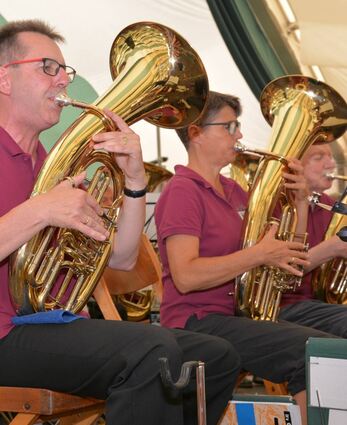 Bläser des Musikvereins 1929 ohne und mit Abstand – von Corona war beim Frühschoppen des Backfischfests anno 2019 noch keine Spur – nun wird in der Rheinhalle in unendlichen Weiten geprobt.