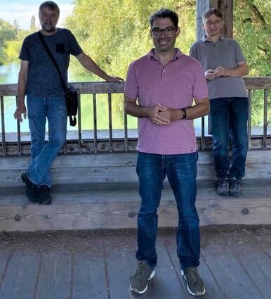 Dr. Andre Baumann (M.) unlängst beim Besuch in Ketsch: Auf der Altrheinbrücke mit den Grünen-Gemeinderäten Günther Martin (l.) und Robert Brusnik.