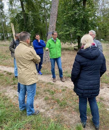 Landtagskandidat der Grünen, Dr. Andre Baumann (grüne Jacke), ist mit der BI „Pro Stadtwald C4“ unterwegs – er möchte das Anliegen gegen eine Rastplatzerweiterung im Stadtwald unterstützen.