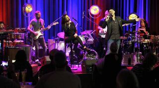 Hier wird getrommelt: Die Band „The News“ geben ihrer Sing- und Spielfreude in der Wollfabrik Raum. Den Zuschauern fällt es schwer, bei diesen seltenen Kulturveranstaltungen still zu sitzen.
